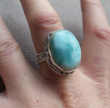 Zilveren ring met Larimar in bewerkte setting 18 mm